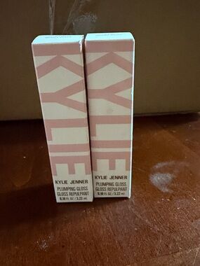 Kylie JennerPlumping Gloss shade 110 moody queen set